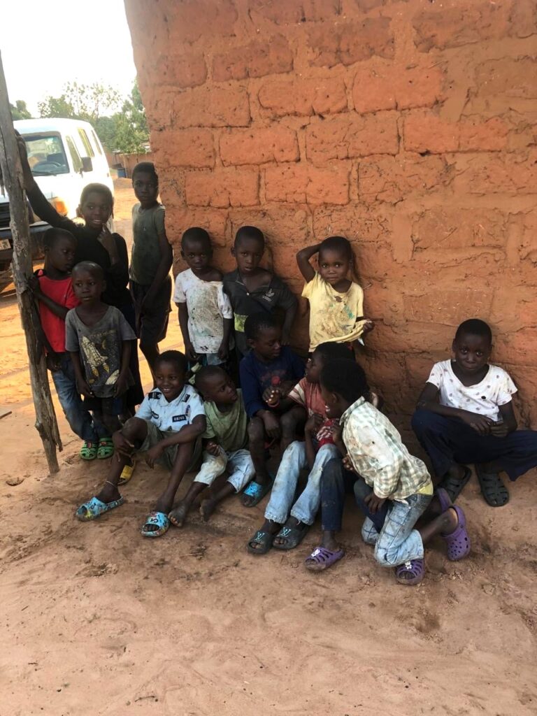 Bambini nella comunità sostenuta dal progetto salute in Angola